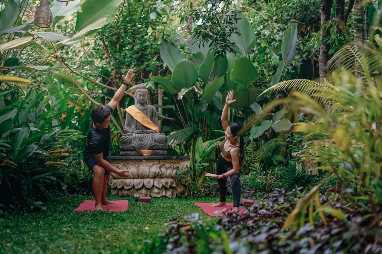 우붓 뉴 발리 리조트&스파 외부 사진 A yoga teacher training a student in Bali, Indonesia