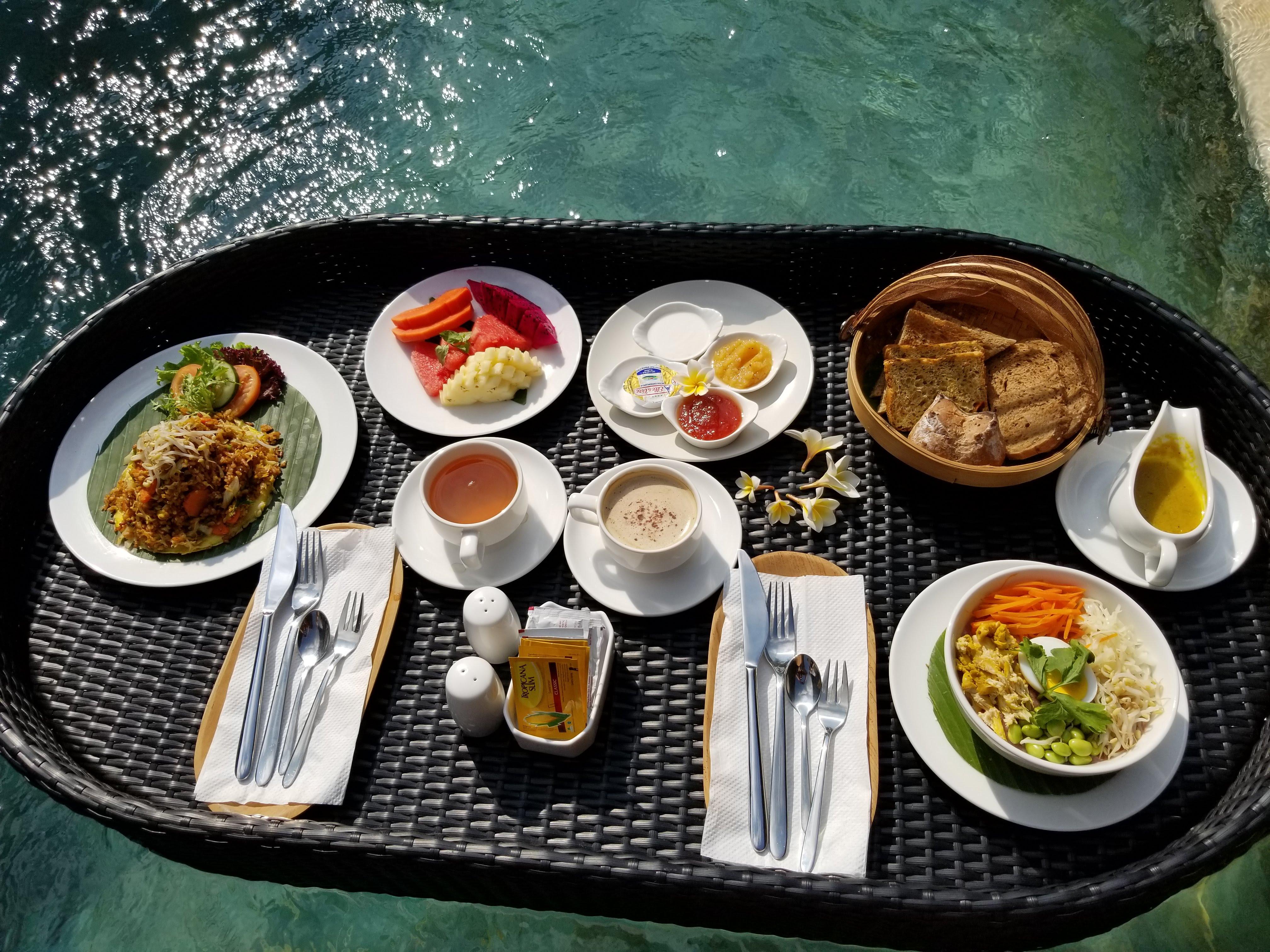 우붓 뉴 발리 리조트&스파 외부 사진 A floating breakfast at a resort in Bali, Indonesia