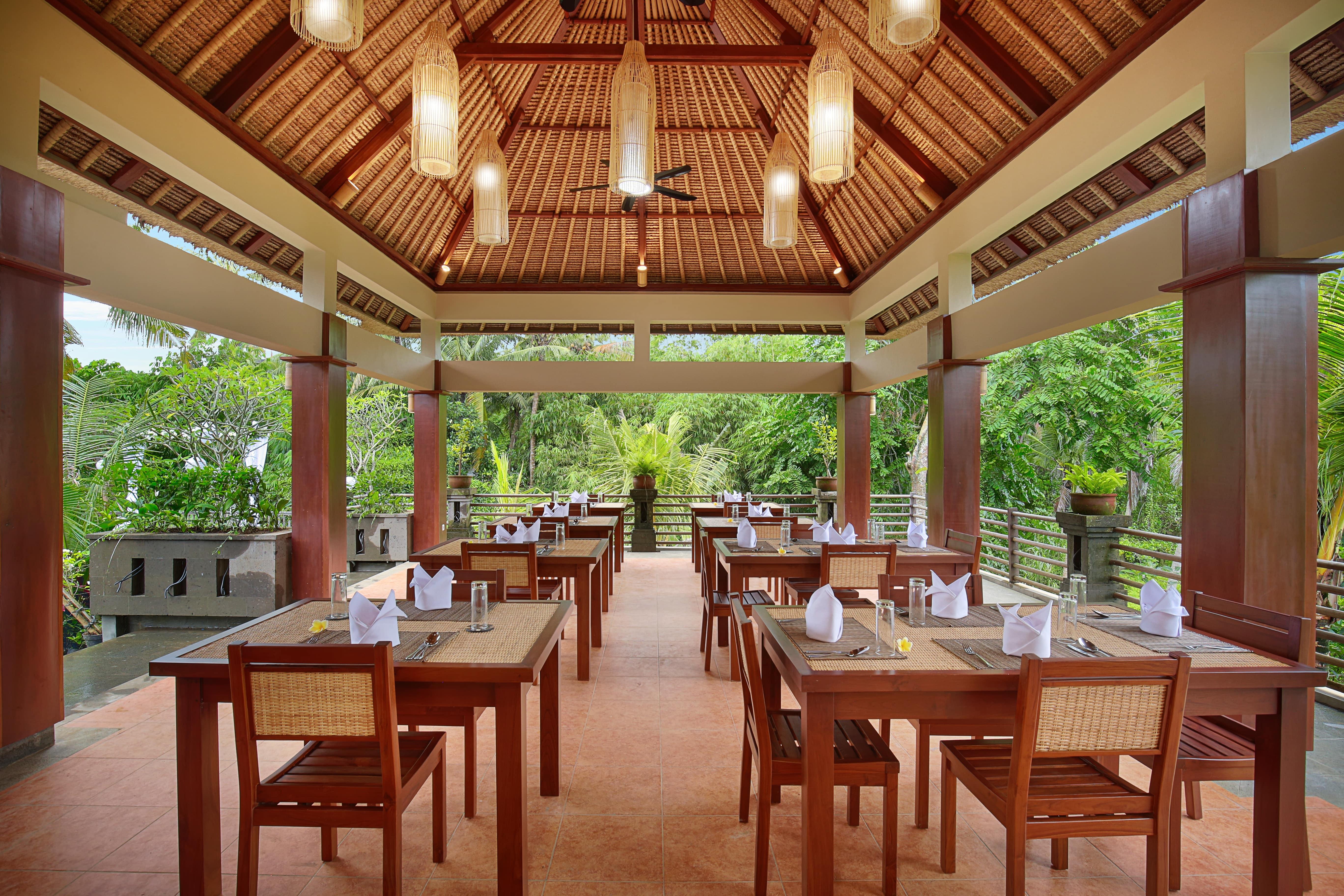 우붓 뉴 발리 리조트&스파 외부 사진 The restaurant at the resort