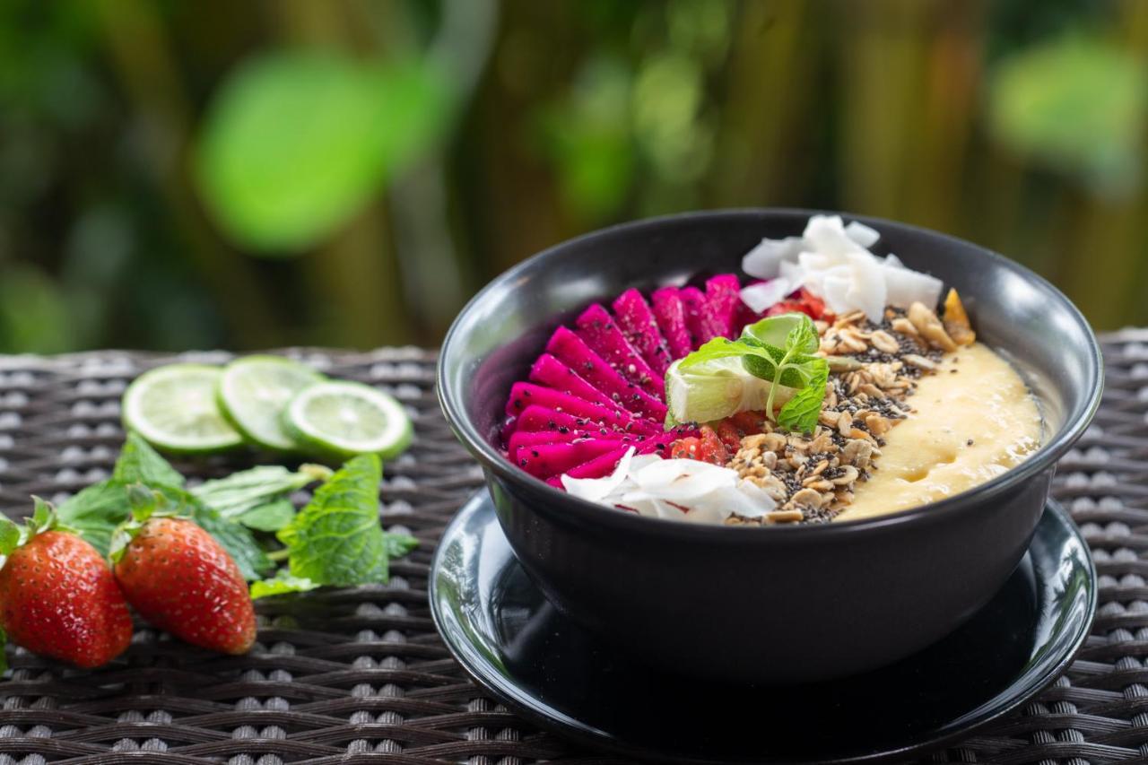 우붓 뉴 발리 리조트&스파 외부 사진 A smoothie bowl with dragon fruit, avocado, lime, coconut and chia seeds