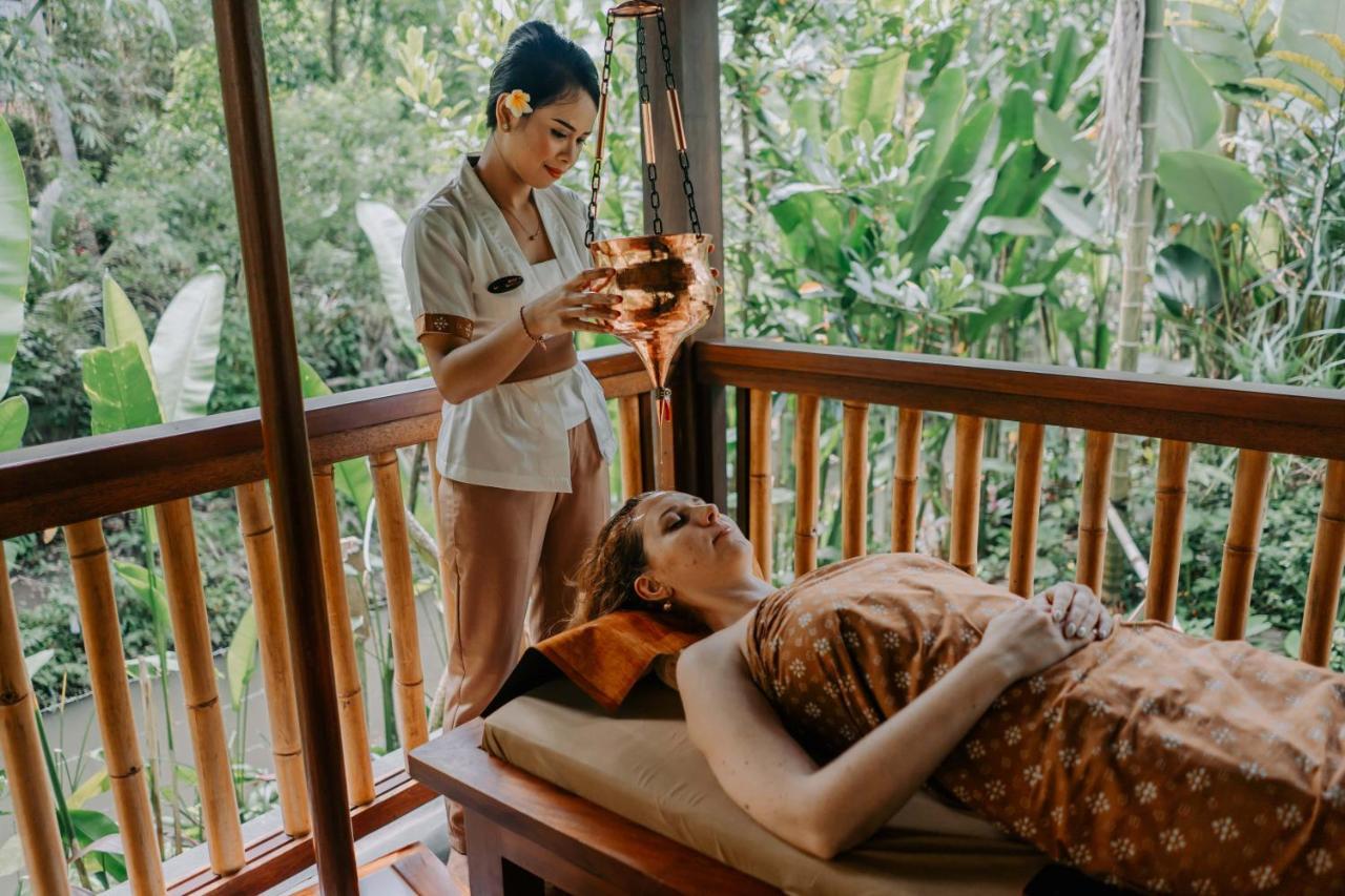 우붓 뉴 발리 리조트&스파 외부 사진 A woman receiving a spa treatment