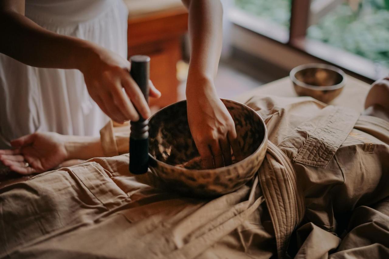 우붓 뉴 발리 리조트&스파 외부 사진 A singing bowl being played