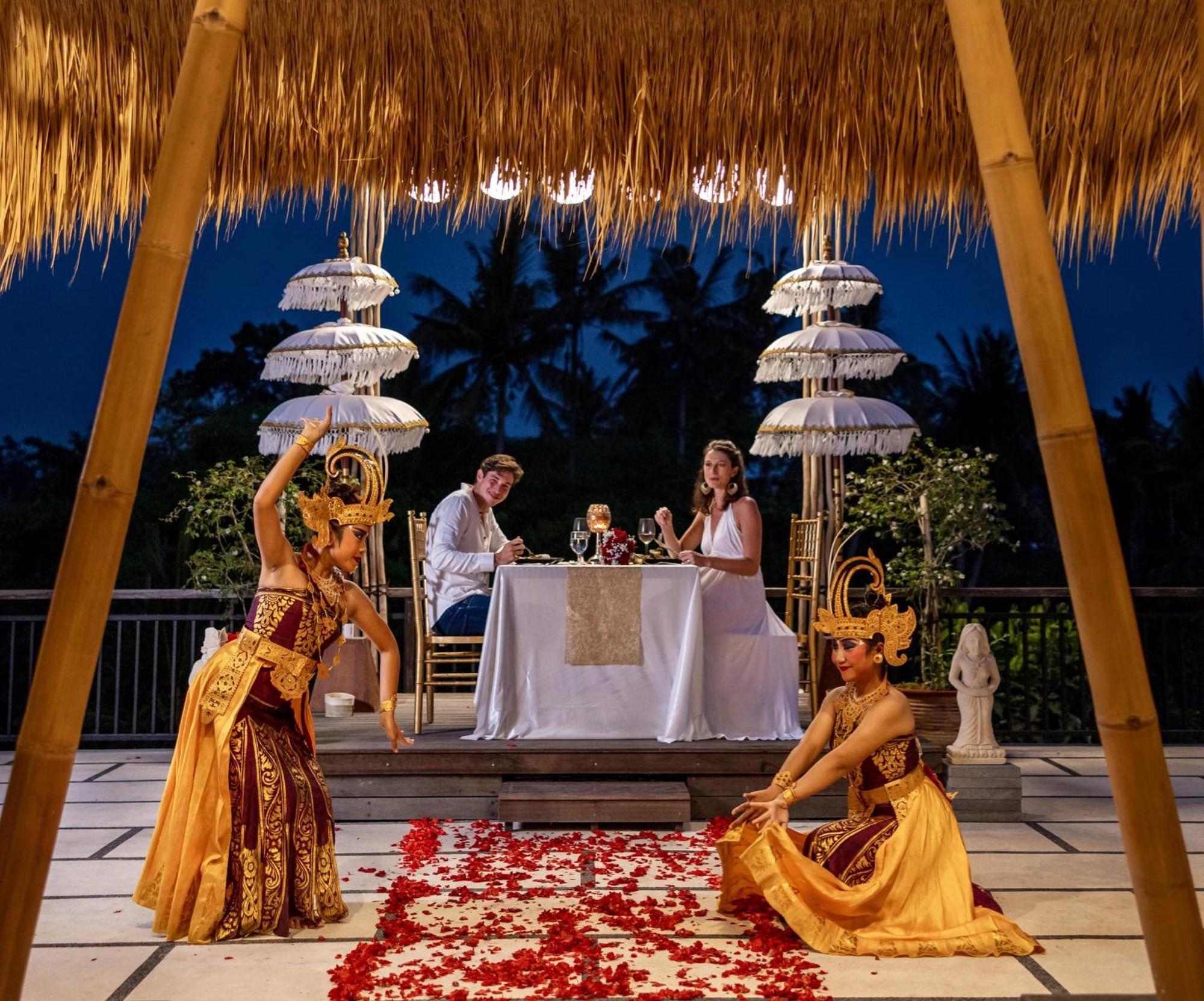 우붓 뉴 발리 리조트&스파 외부 사진 A traditional Balinese dinner