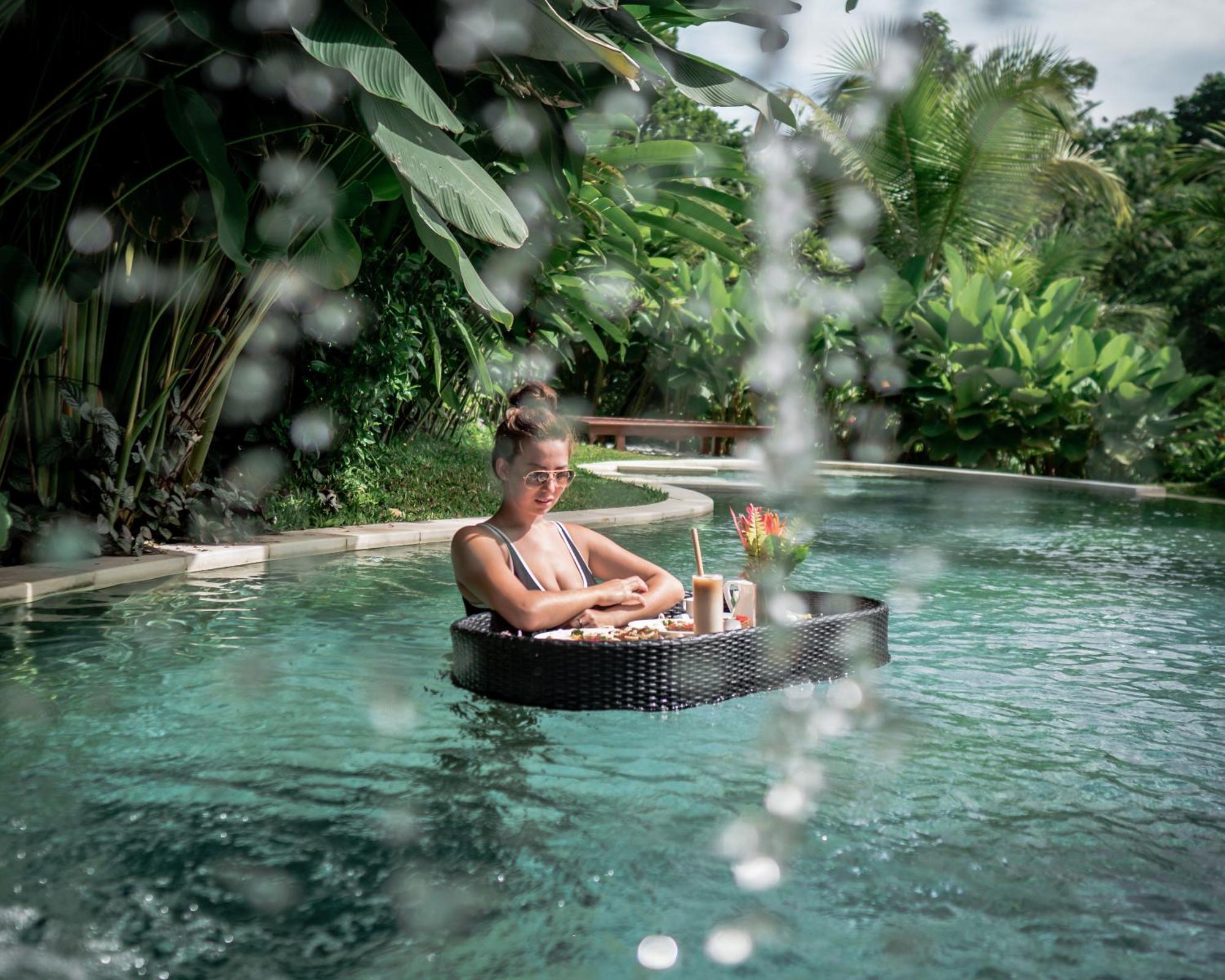우붓 뉴 발리 리조트&스파 외부 사진 Floating breakfast at Alila Ubud