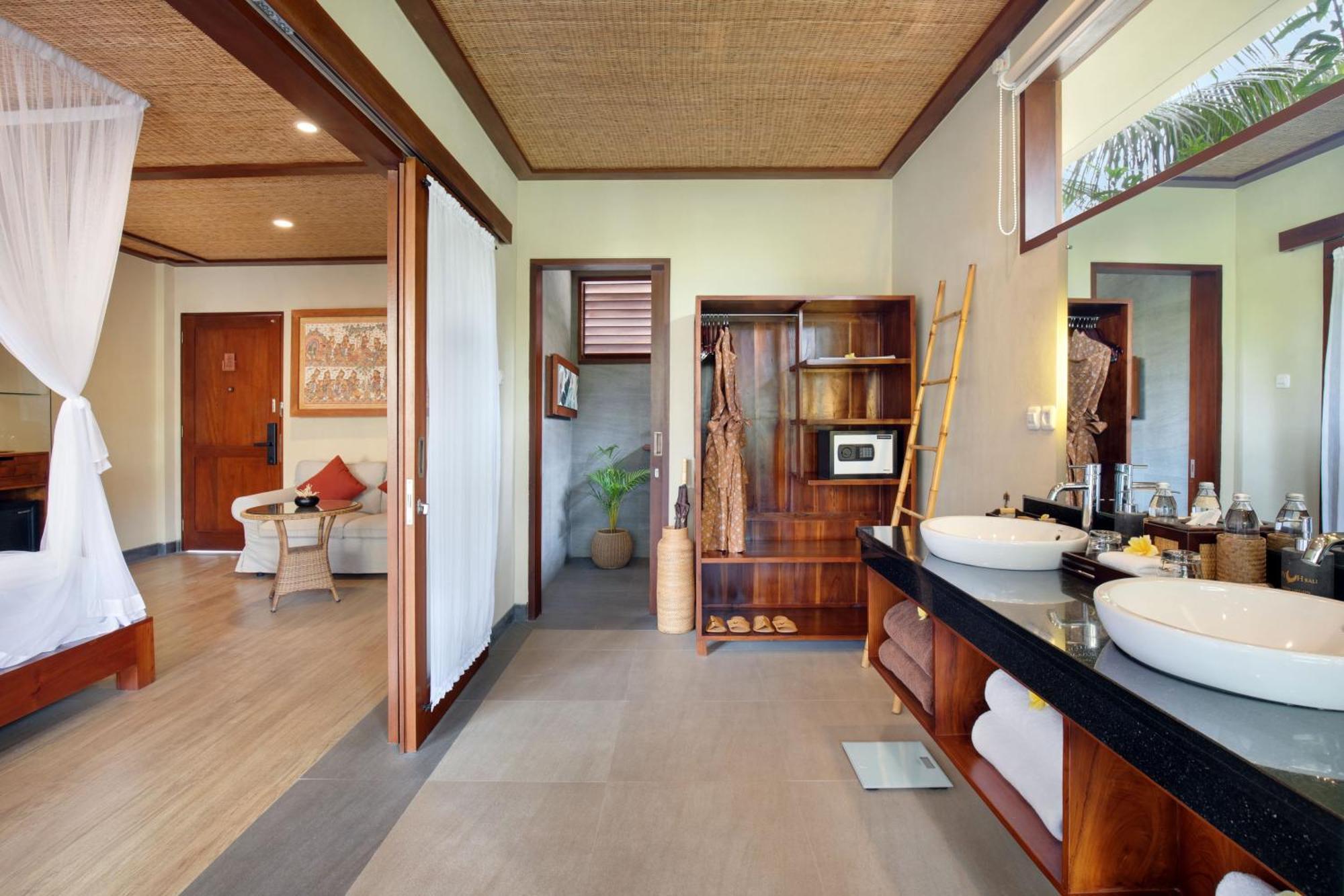 우붓 뉴 발리 리조트&스파 객실 사진 Bathroom of a Deluxe Beach Villa