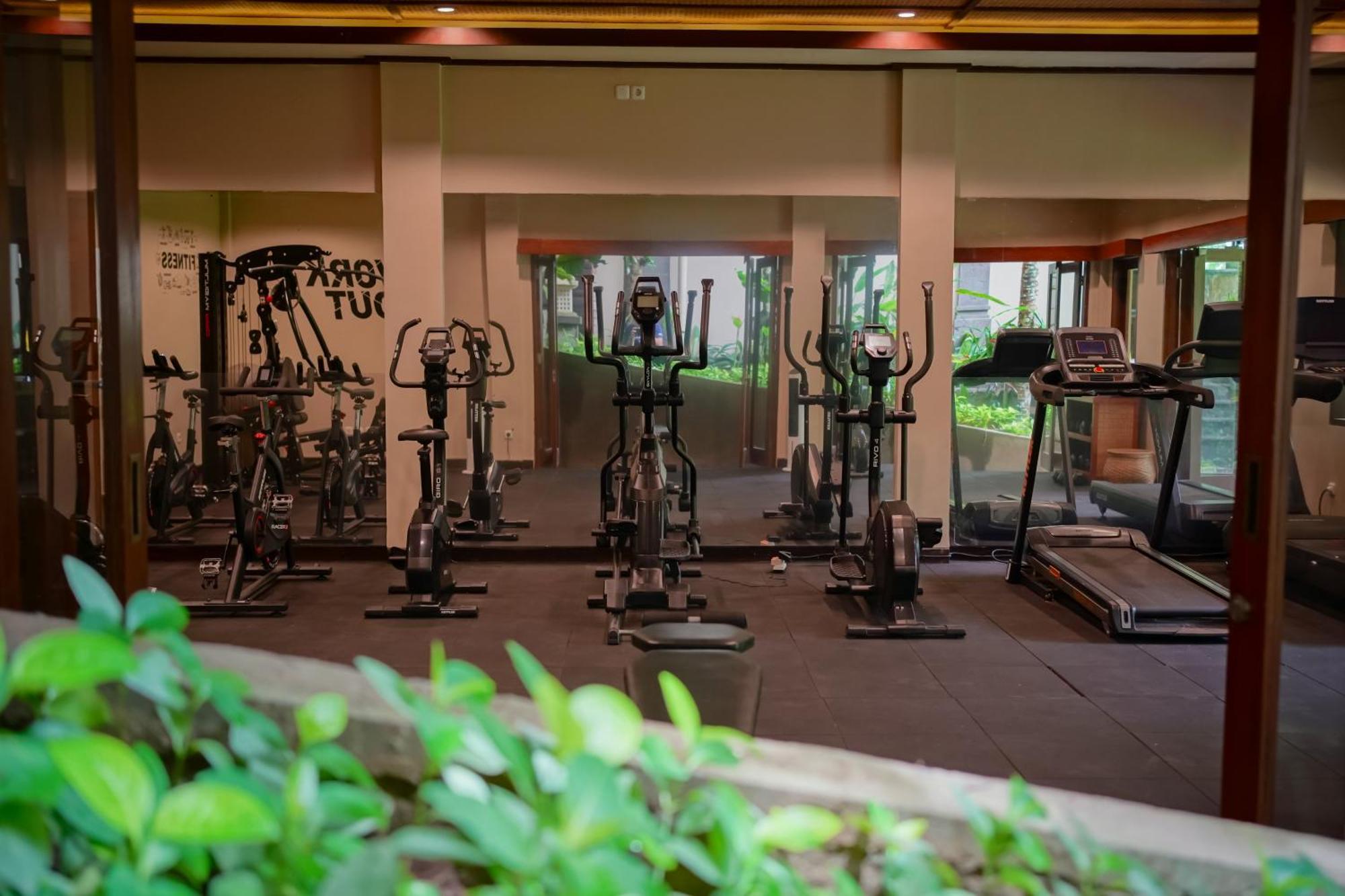 우붓 뉴 발리 리조트&스파 외부 사진 The gym at the hotel