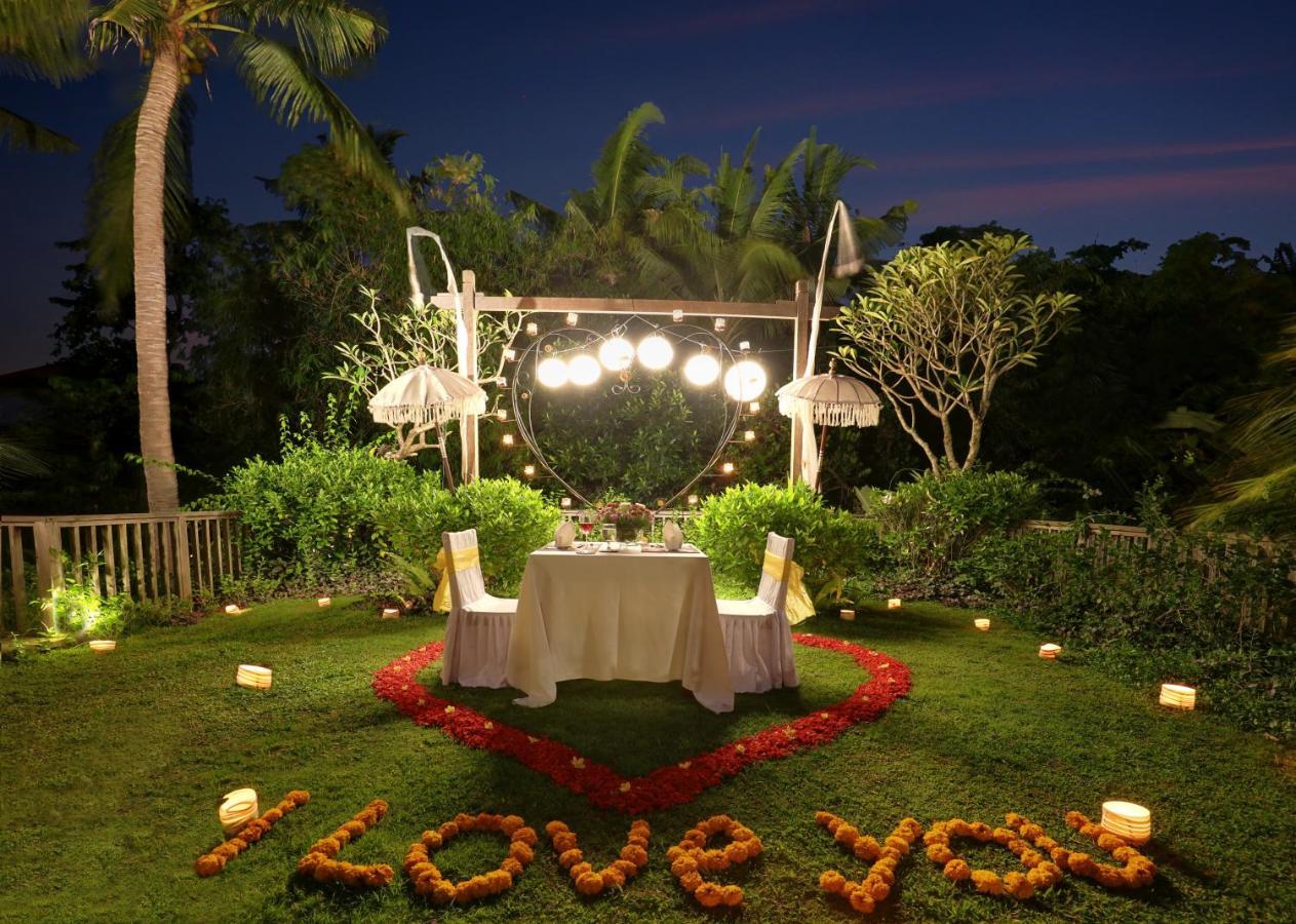 우붓 뉴 발리 리조트&스파 외부 사진 A romantic dinner at a resort in Bali, Indonesia