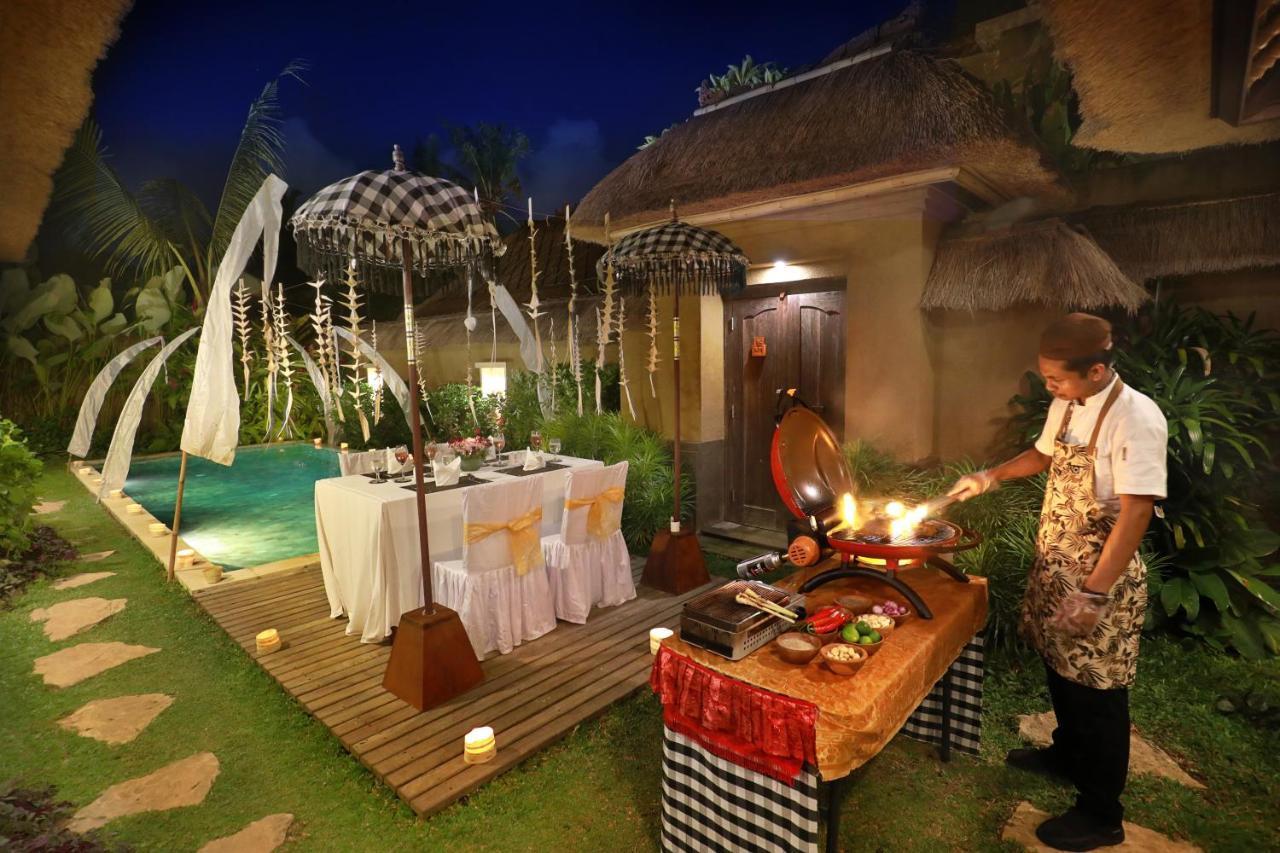 우붓 뉴 발리 리조트&스파 외부 사진 A chef prepares a meal at a resort in Bali, Indonesia.